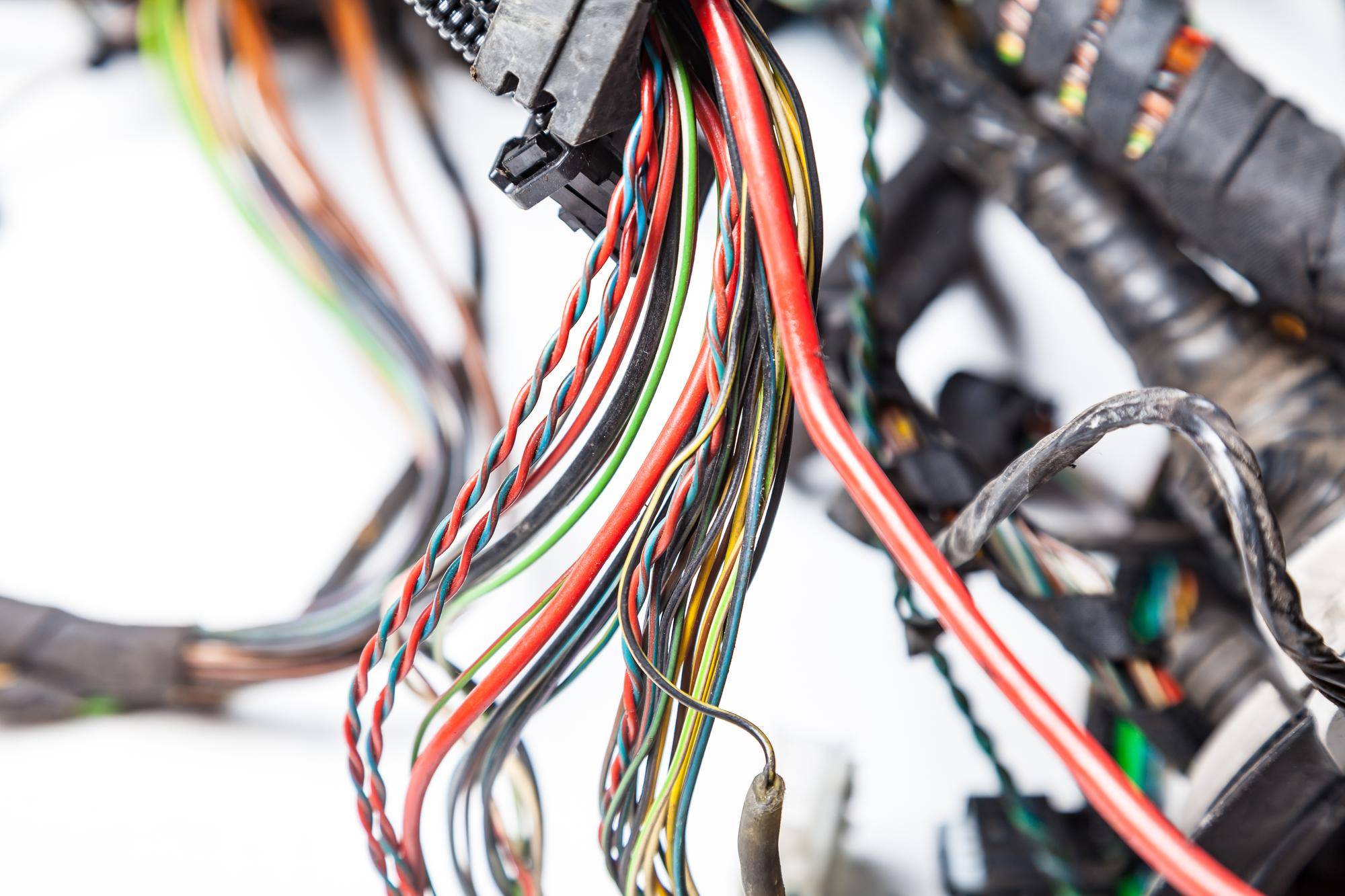 Co to jest przewód fazowy i jaką pełni rolę w instalacji elektrycznej?