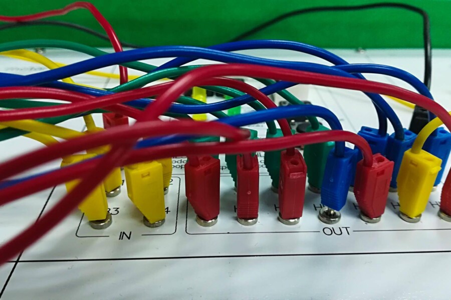 Jaki kolor przewodu fazowego obowiązuje w instalacjach elektrycznych?