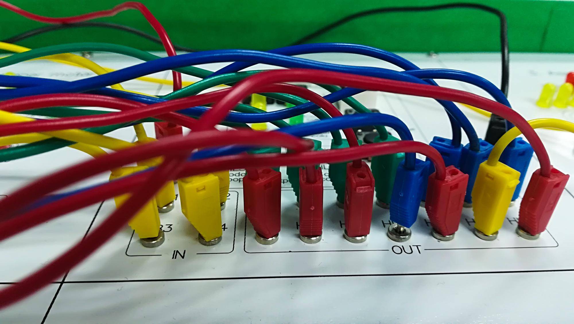Jaki kolor przewodu fazowego obowiązuje w instalacjach elektrycznych?
