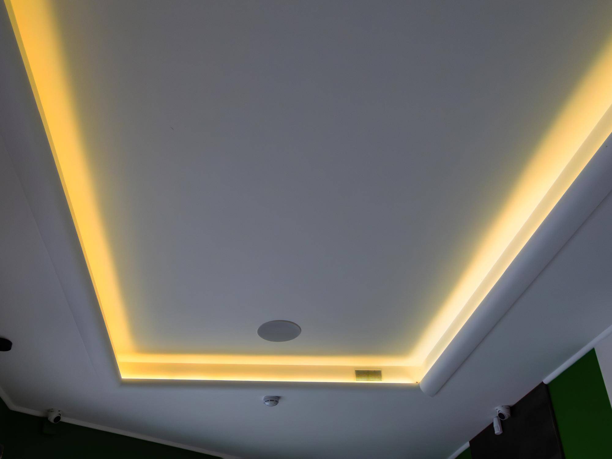 Jak przykleić taśmę led do sufitu bez problemów i uszkodzeń?