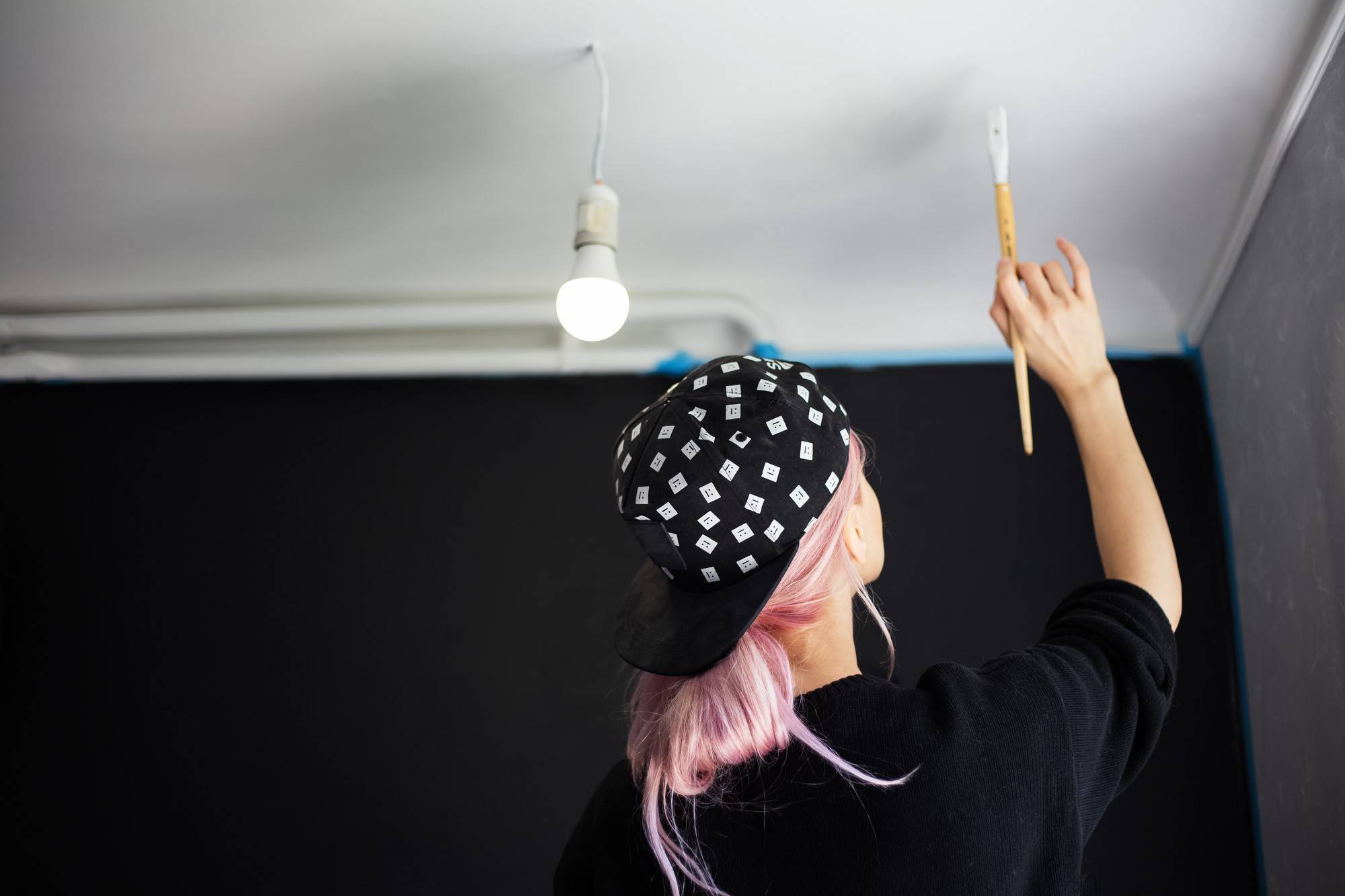 Jak zamontować lampki w suficie bez problemów z instalacją?
