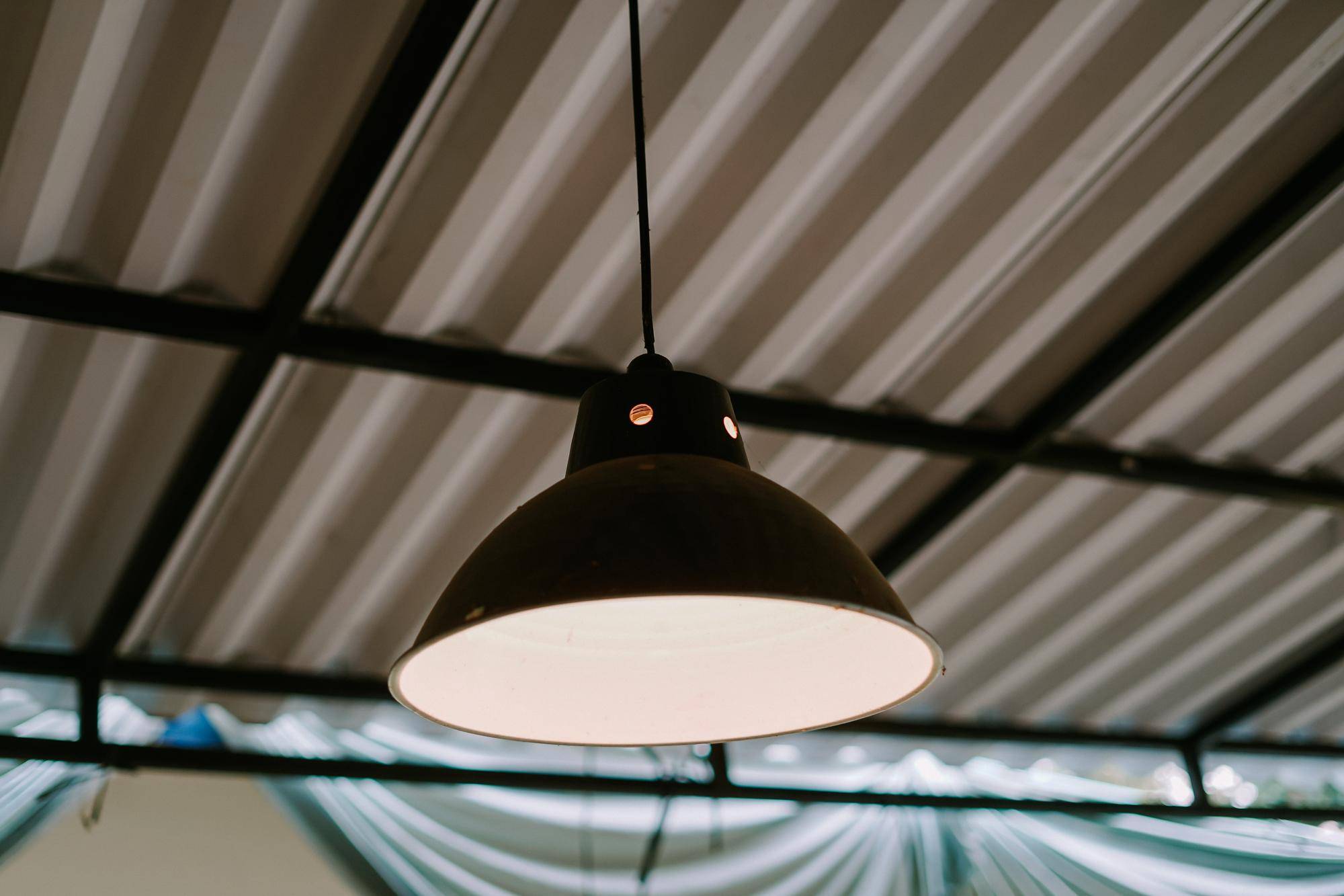 Jaka lampa sprawdzi się na skośnym suficie?